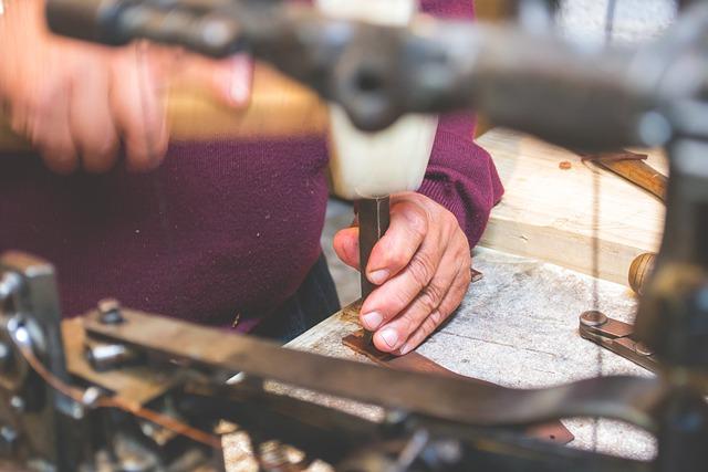 Craftsmanship and Distillation‌ Techniques in London Gin Production